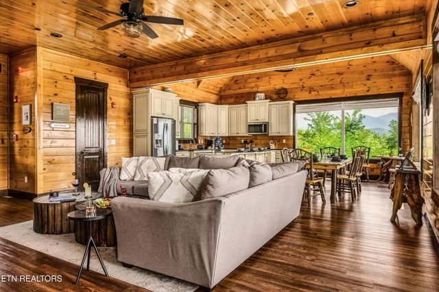 729 Bear Walk Way, Gatlinburg, TN 37738