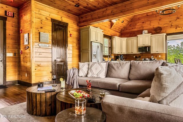 729 Bear Walk Way, Gatlinburg, TN 37738