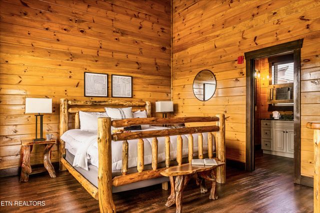 729 Bear Walk Way, Gatlinburg, TN 37738