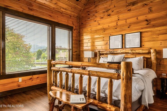729 Bear Walk Way, Gatlinburg, TN 37738