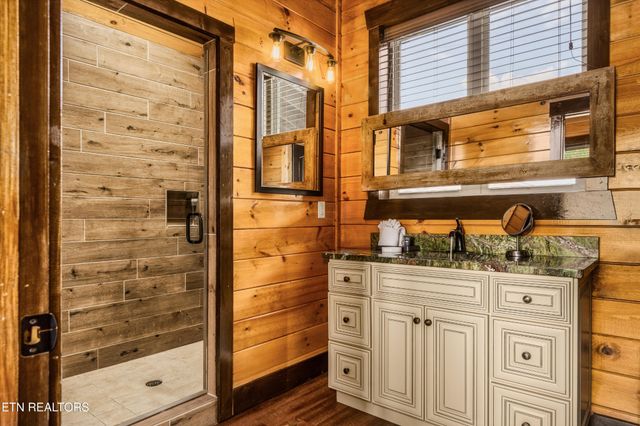 729 Bear Walk Way, Gatlinburg, TN 37738