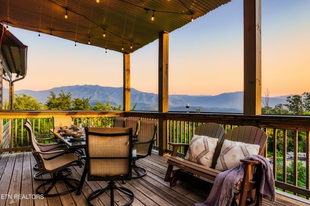 729 Bear Walk Way, Gatlinburg, TN 37738