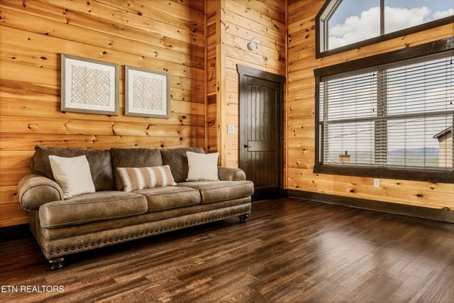 729 Bear Walk Way, Gatlinburg, TN 37738