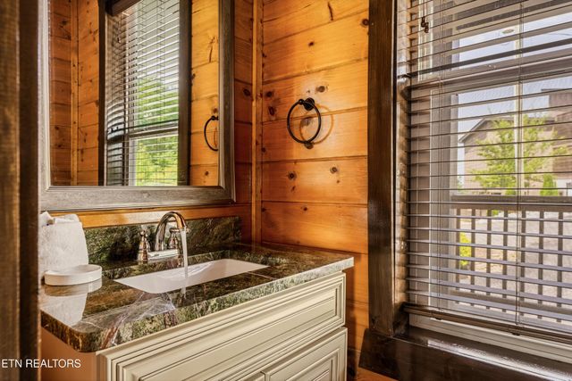 729 Bear Walk Way, Gatlinburg, TN 37738