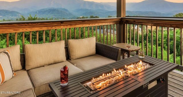 729 Bear Walk Way, Gatlinburg, TN 37738