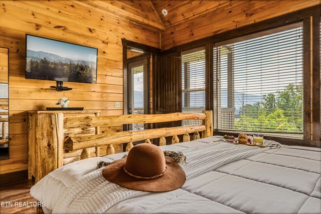 729 Bear Walk Way, Gatlinburg, TN 37738