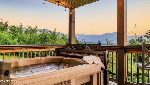 729 Bear Walk Way, Gatlinburg, TN 37738