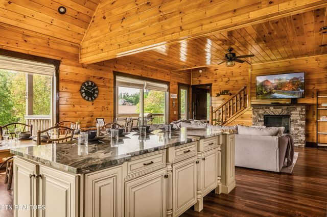 729 Bear Walk Way, Gatlinburg, TN 37738
