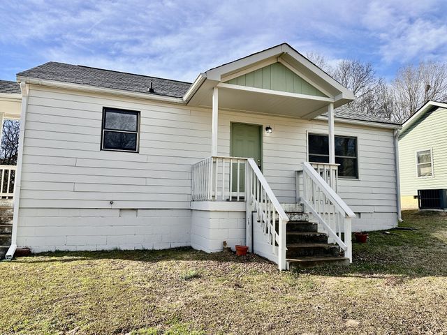 914 W Happy Hollow Dr, Clarksville, TN 37040