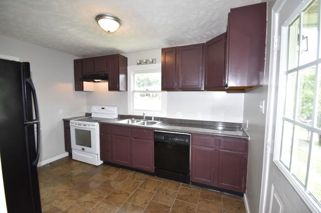 914 W Happy Hollow Dr, Clarksville, TN 37040