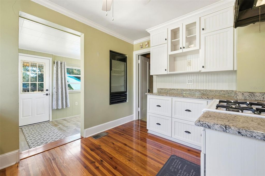 Image 14 of property listing at 30930 COUNTY ROAD 437, Sorrento, FL 32776