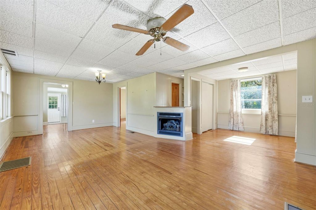 Image 9 of property listing at 30930 COUNTY ROAD 437, Sorrento, FL 32776