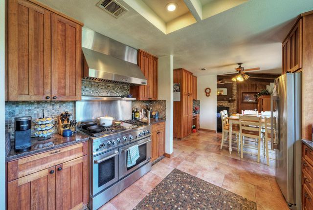 2300 Robin RD, Manchaca, TX 78652