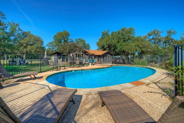 2300 Robin RD, Manchaca, TX 78652
