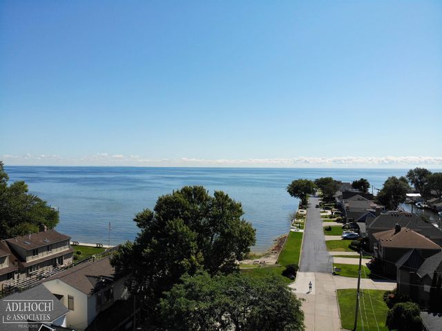 22515 Wildwood Road, Saint Clair Shores, MI 48081