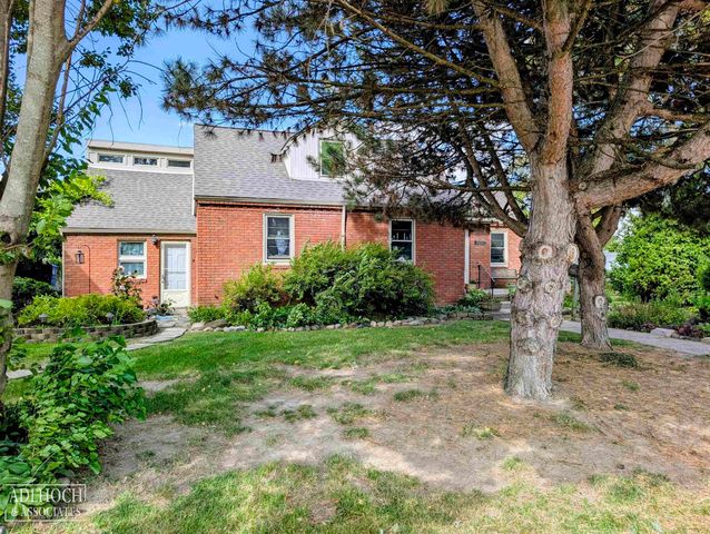 22515 Wildwood Road, Saint Clair Shores, MI 48081