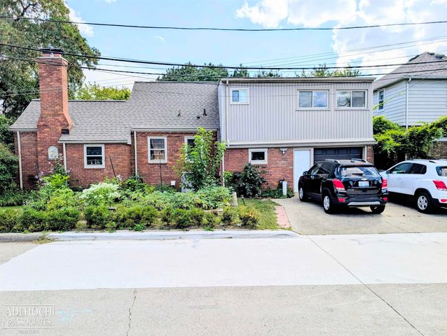 22515 Wildwood Road, Saint Clair Shores, MI 48081