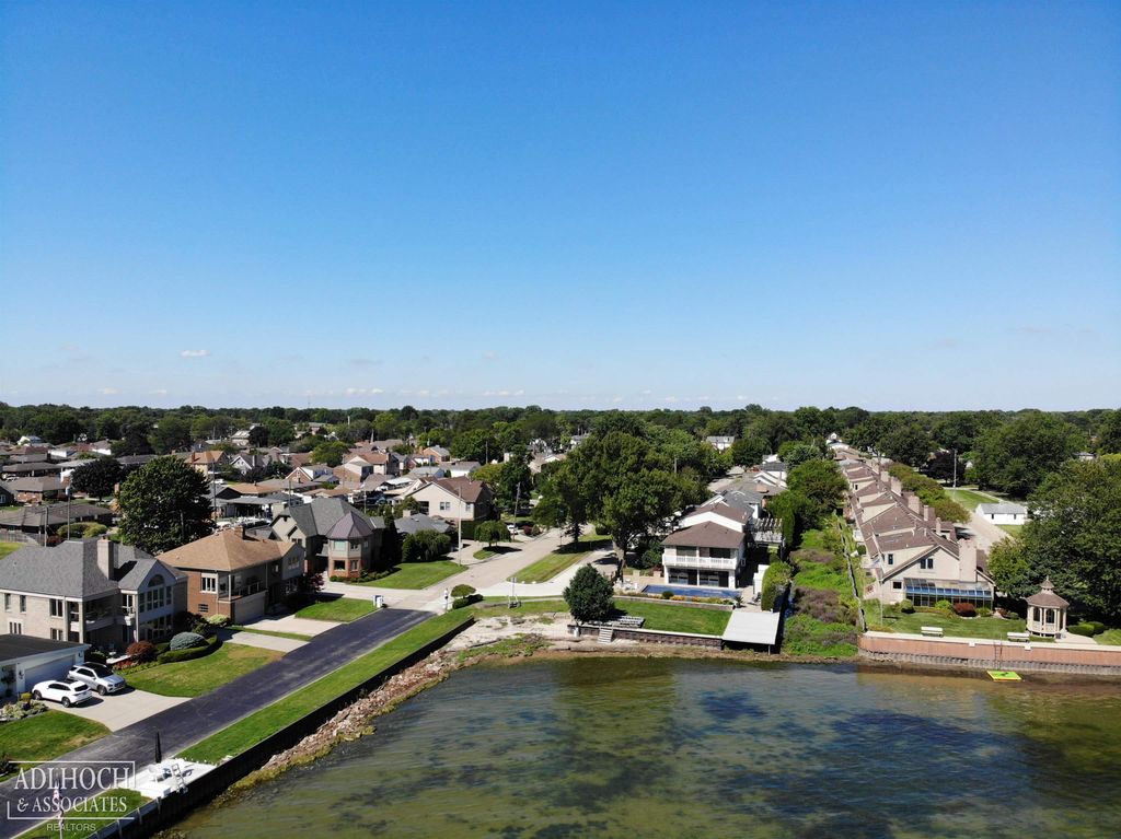 22515 Wildwood Road, Saint Clair Shores, MI 48081