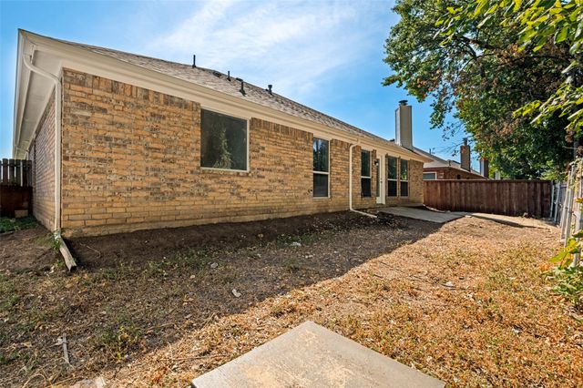 517 Saddlebrook Drive, Lancaster, TX 75146
