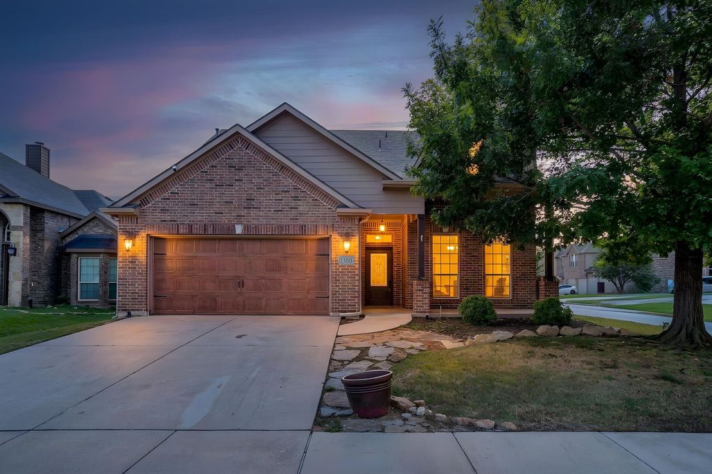 1300 Ocotillo Lane, Fort Worth, TX 76177