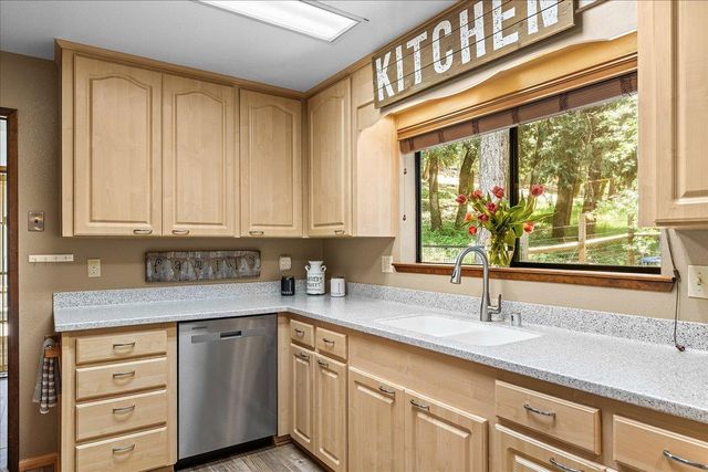 15886 Gibboney Ln, Grass Valley, CA 95949