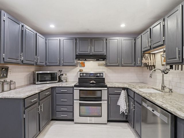 93 Quail Run 93, Tewksbury, MA 01876