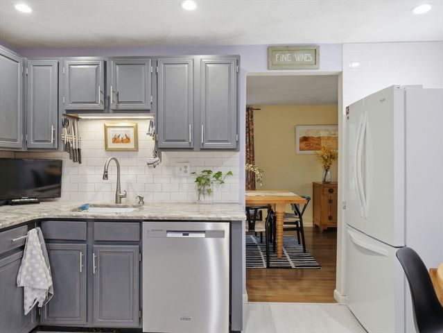93 Quail Run 93, Tewksbury, MA 01876
