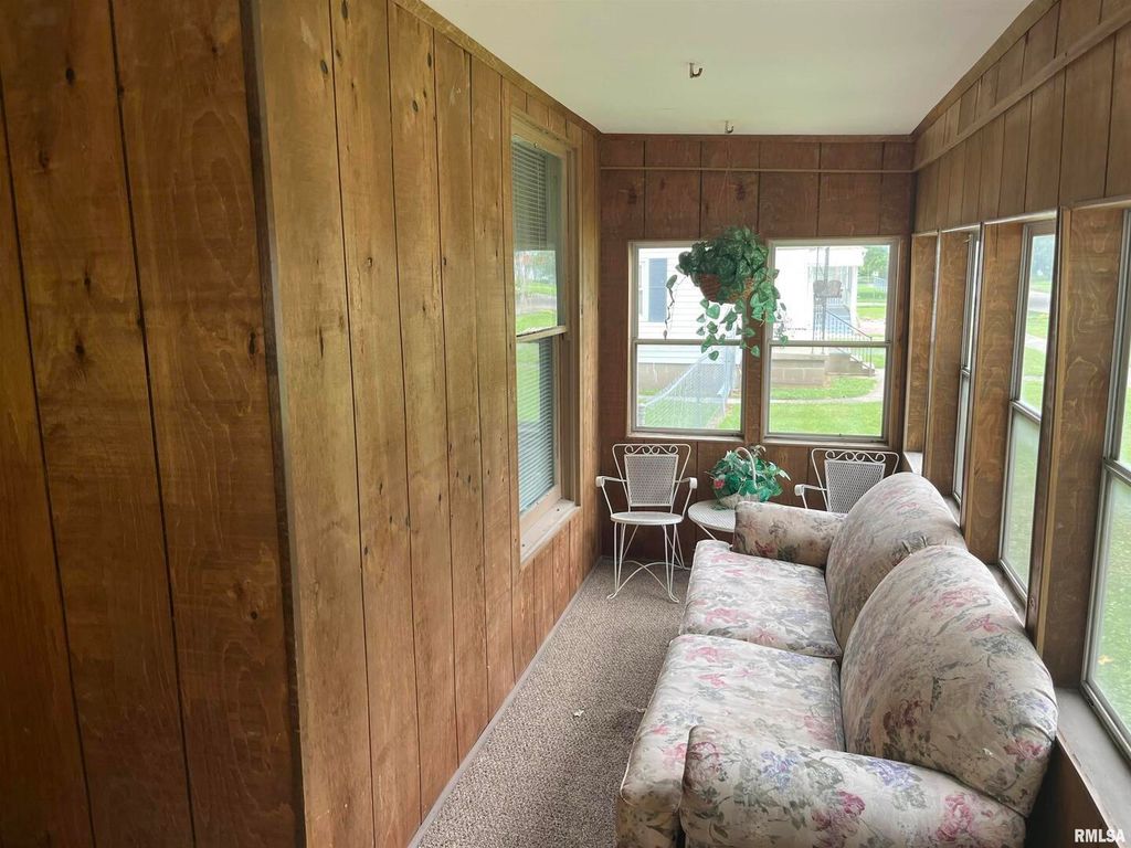 Image 4 of property listing at 404 N BEECH Street, Centralia, IL 62801