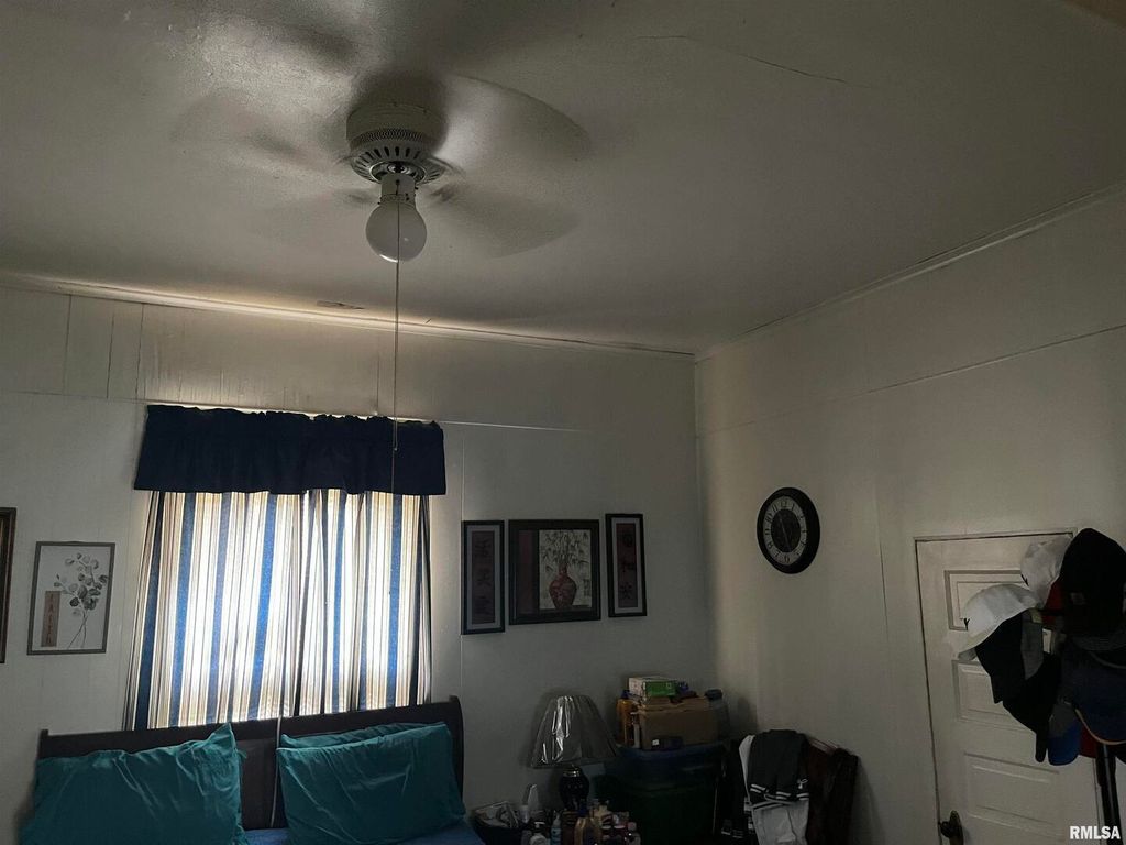 Image 6 of property listing at 404 N BEECH Street, Centralia, IL 62801