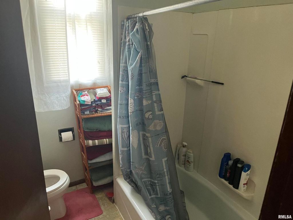 Image 8 of property listing at 404 N BEECH Street, Centralia, IL 62801