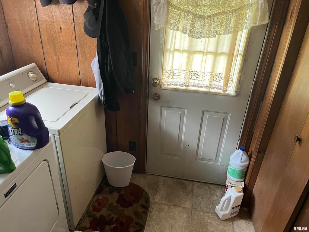 Image 9 of property listing at 404 N BEECH Street, Centralia, IL 62801