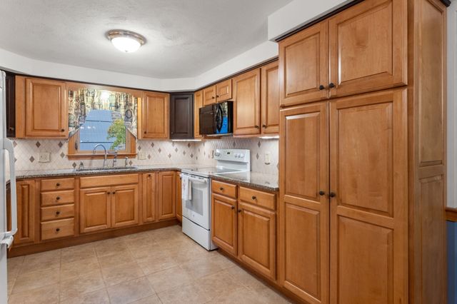 187 Thayer St, Millville, MA 01529