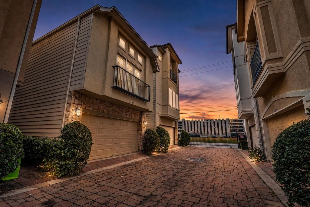 2835 Clinton Drive, Houston, TX 77020