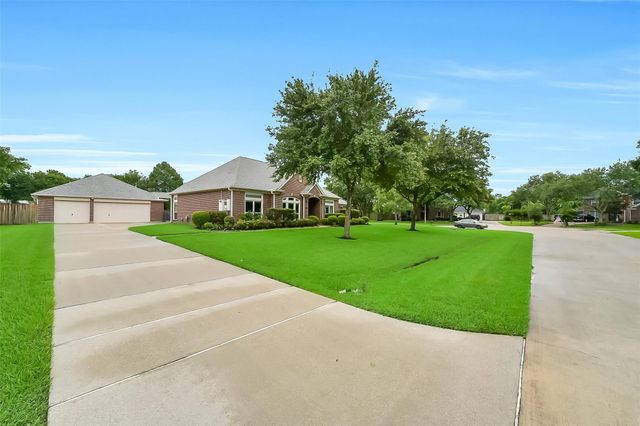 205 Trail Bend Lane, Friendswood, TX 77546