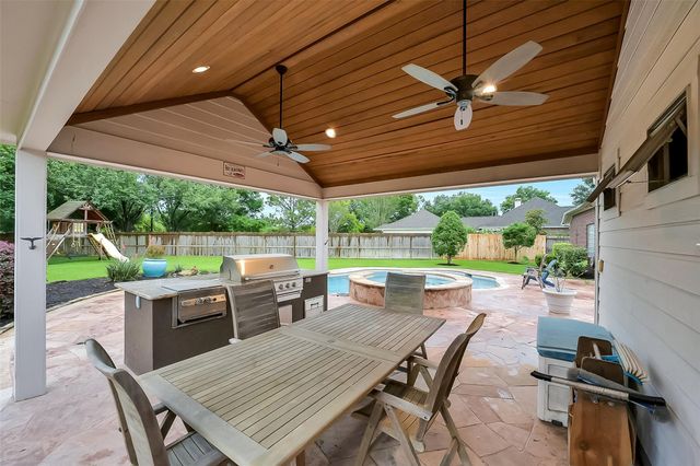 205 Trail Bend Lane, Friendswood, TX 77546