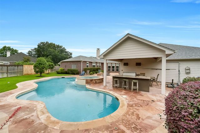 205 Trail Bend Lane, Friendswood, TX 77546