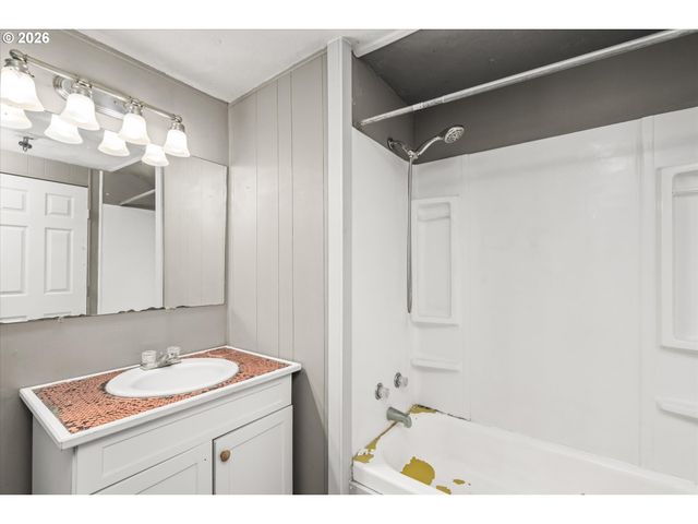 2145 31ST St 48, Springfield, OR 97477