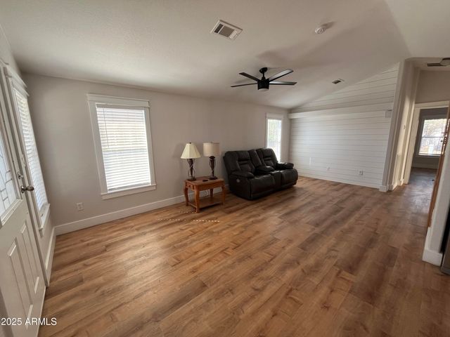 10960 N 67th Avenue 118, Glendale, AZ 85304