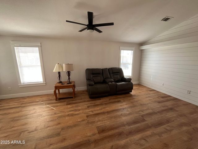 10960 N 67th Avenue 118, Glendale, AZ 85304