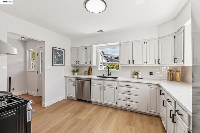 9946 Dante Ave, Oakland, CA 94603