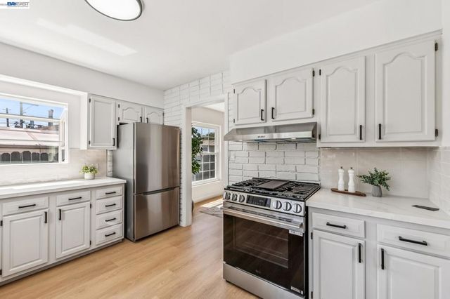 9946 Dante Ave, Oakland, CA 94603
