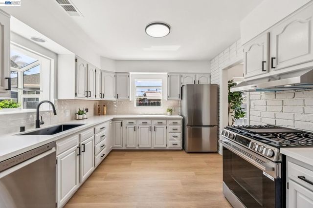9946 Dante Ave, Oakland, CA 94603