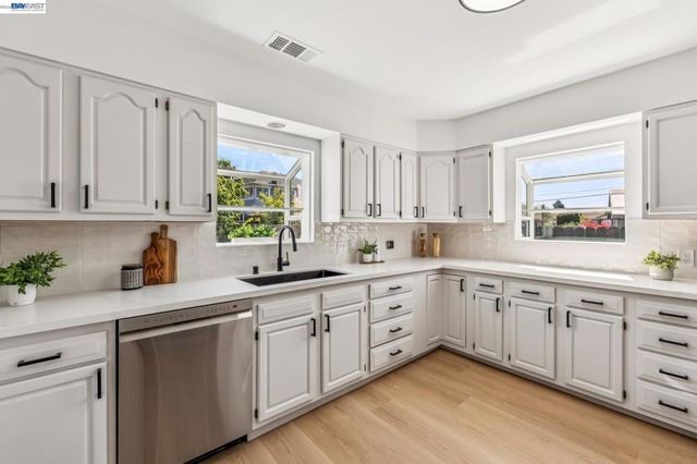 9946 Dante Ave, Oakland, CA 94603