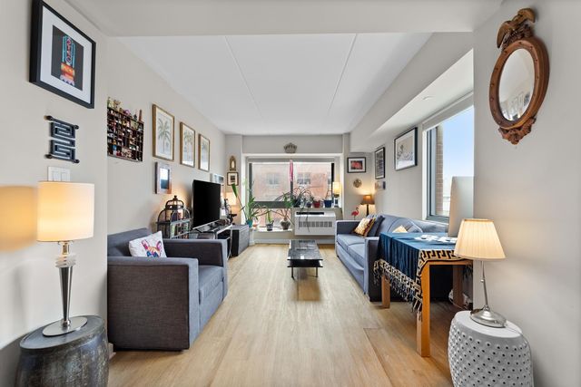 535 W 52nd St Apt 7B, New York City, NY 10019