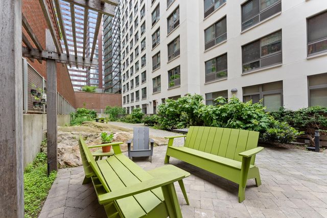 535 W 52nd St Apt 7B, New York City, NY 10019