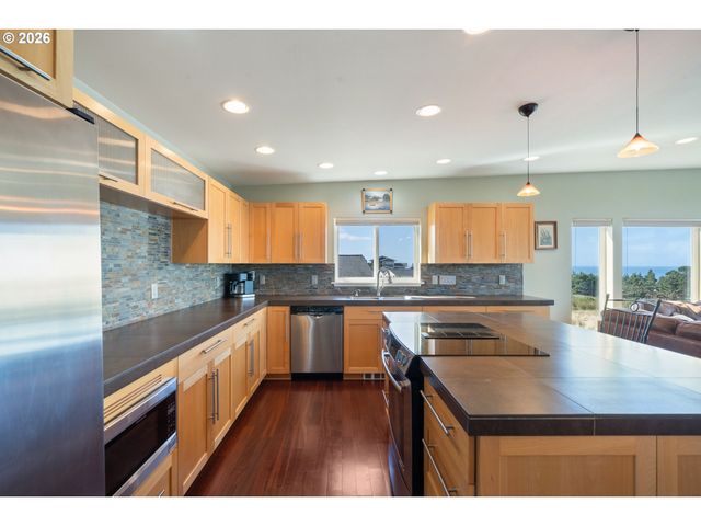 175 CRESCENT St, Oceanside, OR 97134