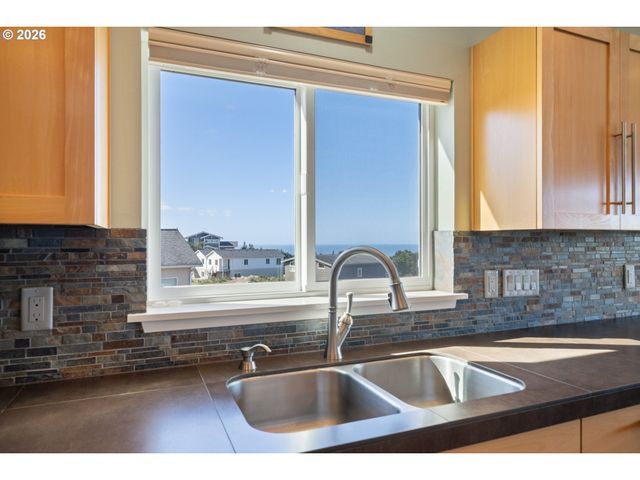 175 CRESCENT St, Oceanside, OR 97134