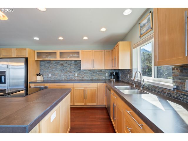 175 CRESCENT St, Oceanside, OR 97134