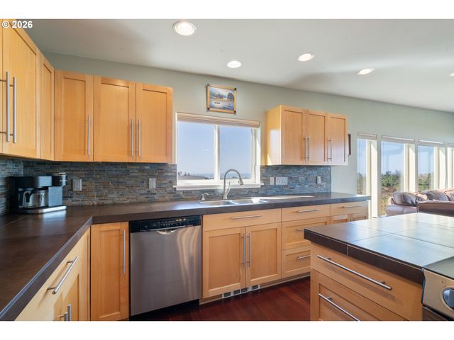 175 CRESCENT St, Oceanside, OR 97134