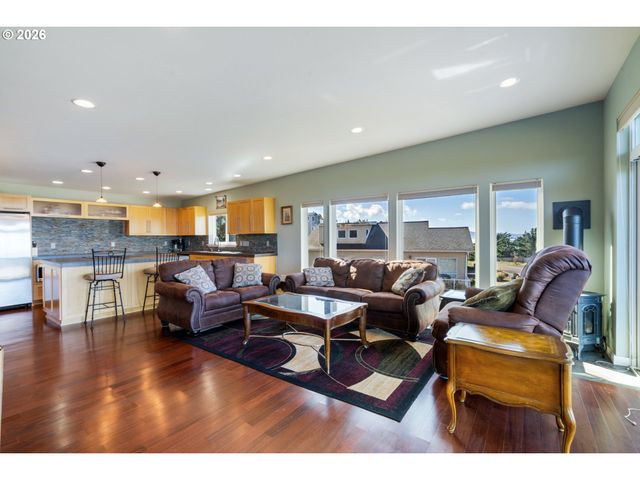 175 CRESCENT St, Oceanside, OR 97134